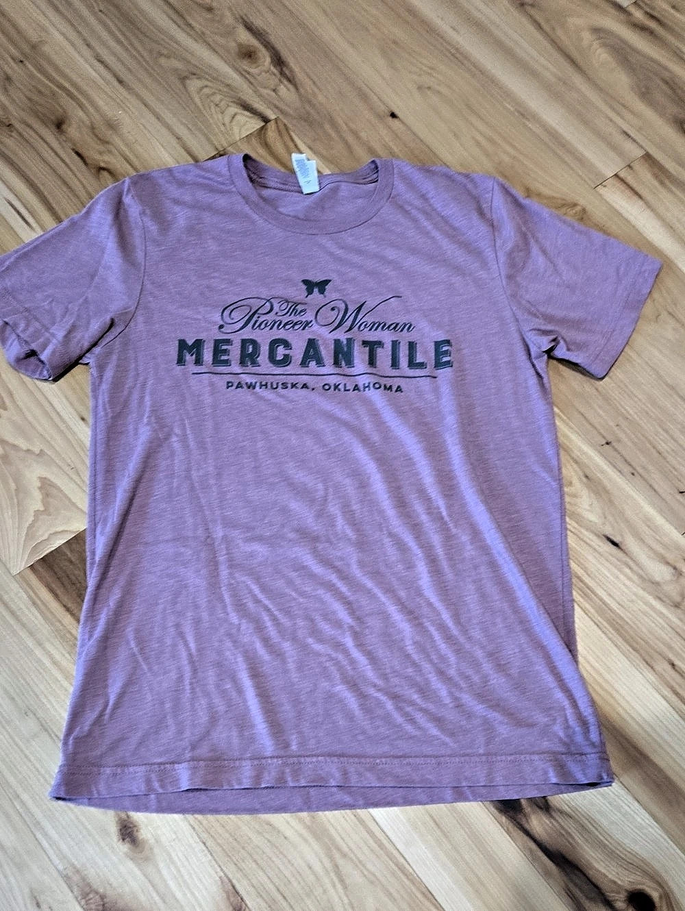 The Pioneer WomanShort Sleeve Graphic Tee in Light Pink/Purple Size Medium